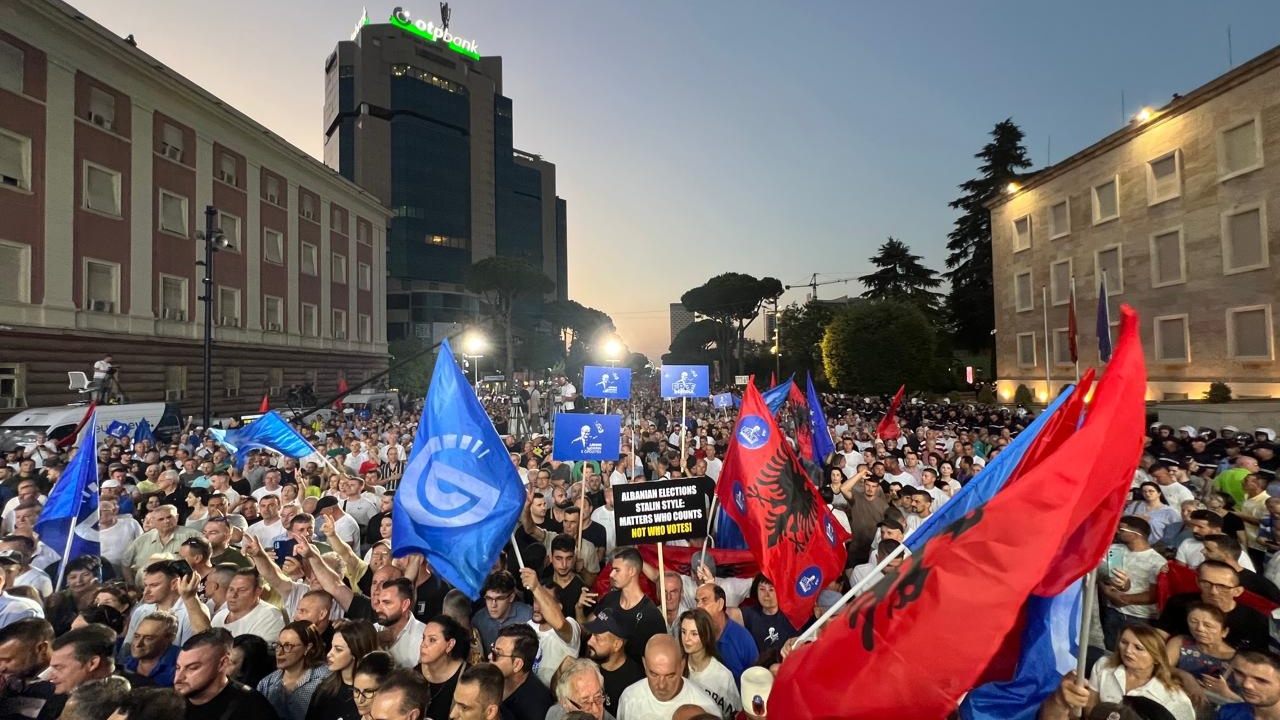 Nis zyrtarisht protesta e opozitës para Kryeministrisë, qindra policë në gatishmëri
