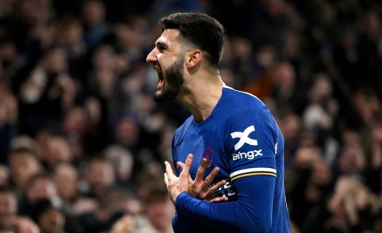 Broja udhëton me Chelsean drejt SHBA-së, tifozët e “Bluve” kundër sulmuesit të Kombëtares: Edhe sa shanse do i japim?