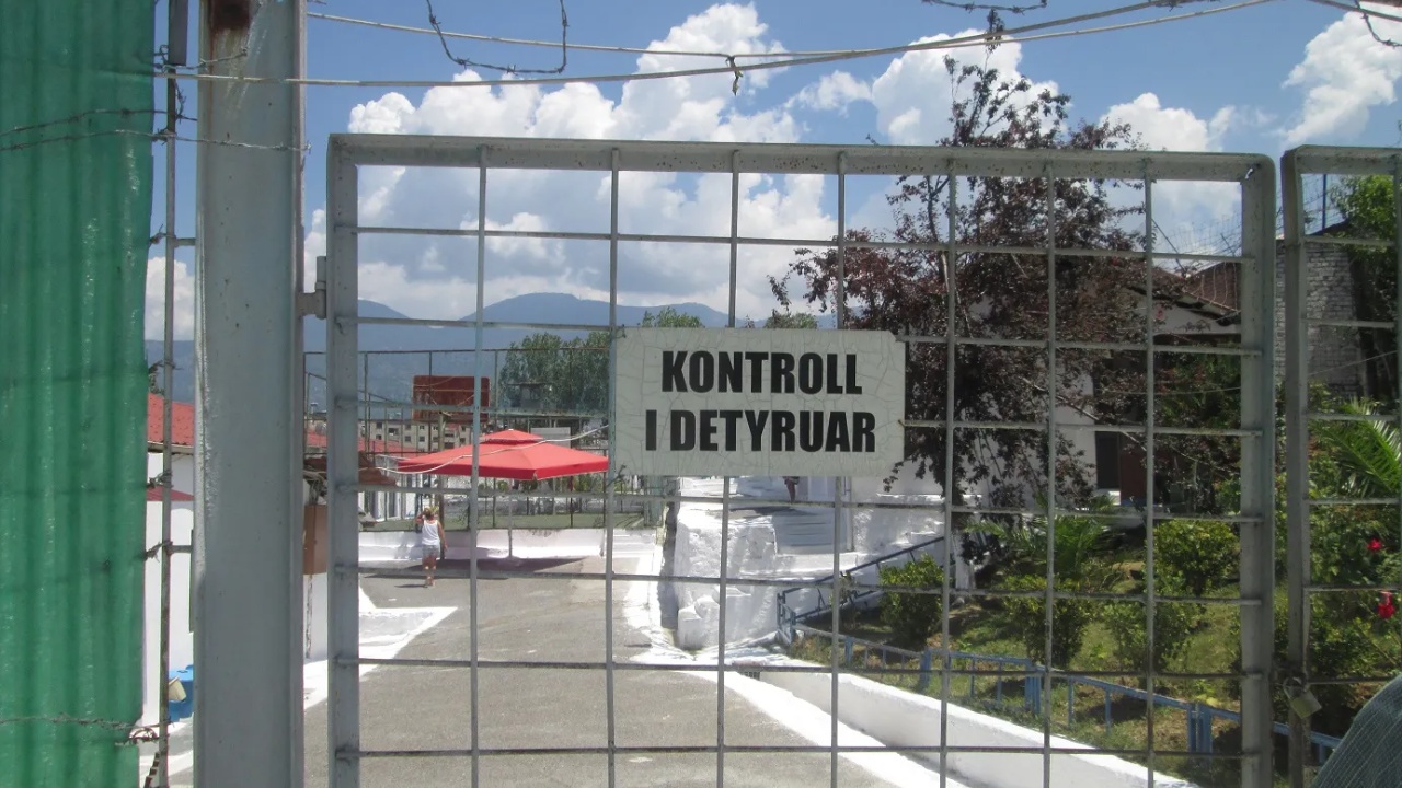 Mbyllet përfundimisht burgu i grave ‘Ali Demi’, sot transportohen për në Pogradec 30 të paraburgosurat e fundit