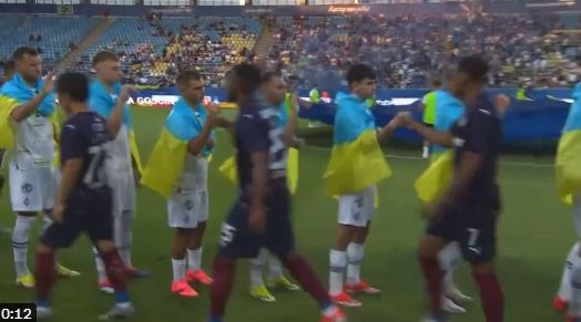 VIDEO/ Veprim i paralajmëruar, lojtarët e Dinamos së Kievit refuzojnë t’i japin dorën serbëve