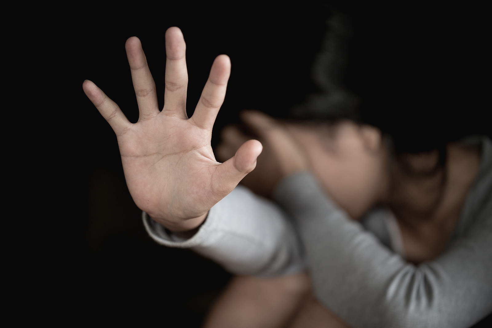 Gjykata e la në burg për abuzim me të miturën, flet avokati i një prej të akuzuarve: Kanë kryer marrëdhënie seksuale, por me dëshirë