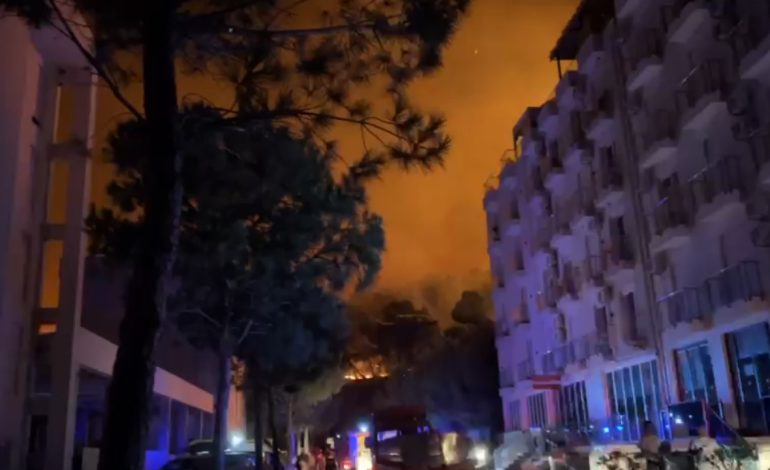 PAMJET/ Gjendje e rënduar në Shëngjin! Zjarri përhapet pranë hoteleve dhe banesave, evakuohen banorët dhe turistët
