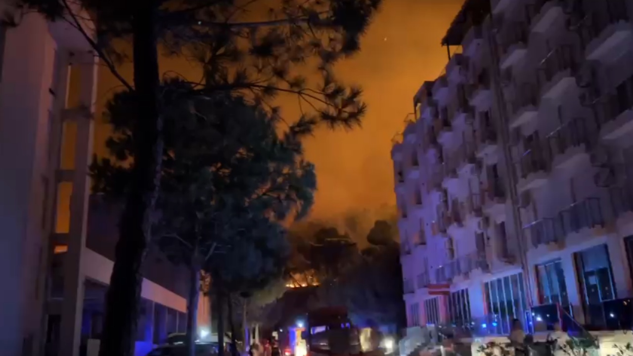 PAMJET/ Gjendje e rënduar në Shëngjin! Zjarri përhapet pranë hoteleve dhe banesave, evakuohen banorët dhe turistët