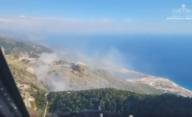 Zjarri masiv në Dhërmi/ Helikopteri Cougar dhe efektivë të FA në ndihmë të forcave në terren, momentet e ndërhyrjes