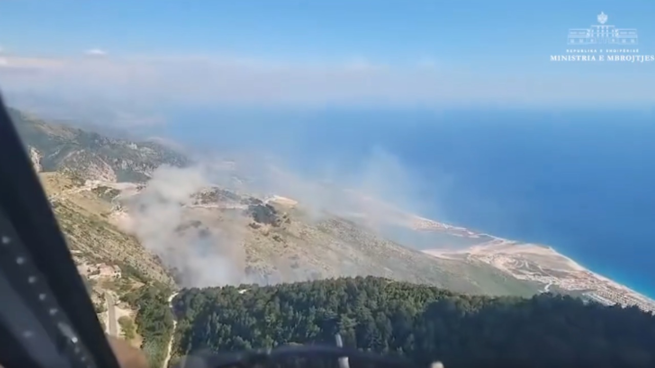 Zjarri masiv në Dhërmi/ Helikopteri Cougar dhe efektivë të FA në ndihmë të forcave në terren, momentet e ndërhyrjes