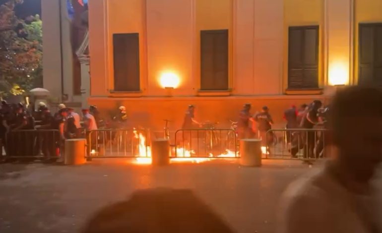Protesta e opozitës zhvendoset në bashkinë e Tiranës/ Hidhet molotov drejt policëve, shpëtojnë për fije nga flakët									
									 11/07/2024 22:06