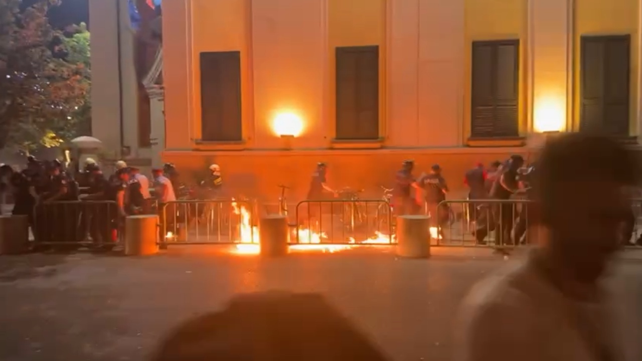 Protesta e opozitës zhvendoset në bashkinë e Tiranës/ Hidhet molotov drejt policëve, shpëtojnë për fije nga flakët									
									 11/07/2024 22:06