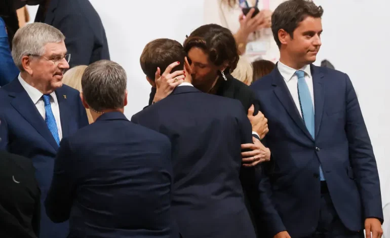 ‘E pahijshme’/ Puthja e Macron me ministren në Lojërat Olimpike po ‘çmend’ rrjetin