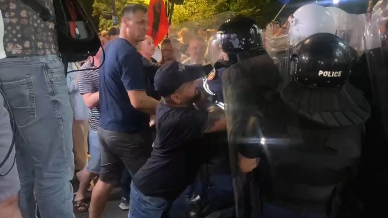 Protesta e opozitës/ Qytetarët përplasen me policinë para bashkisë