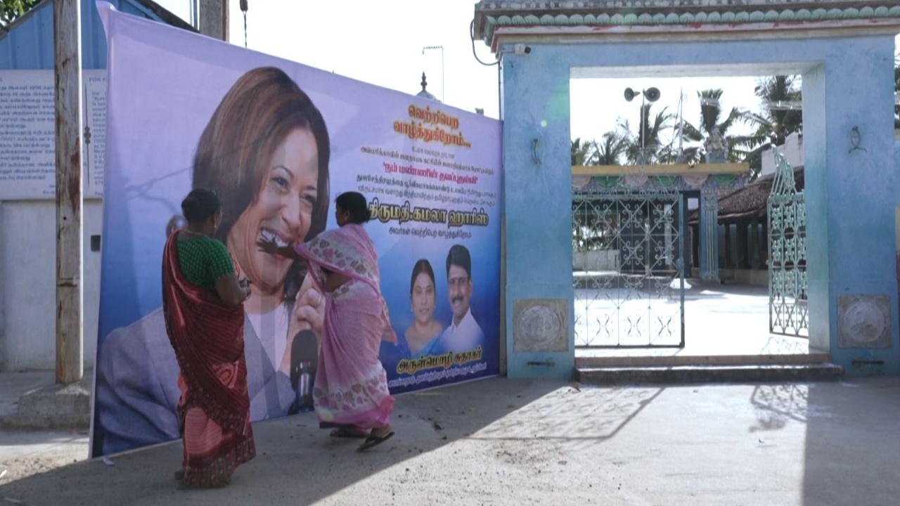 Lutje për fitoren e Kamala Harris! Priftërinjtë hindu në Indi i ofrojnë ëmbëlsira Perëndeshës së Drejtësisë