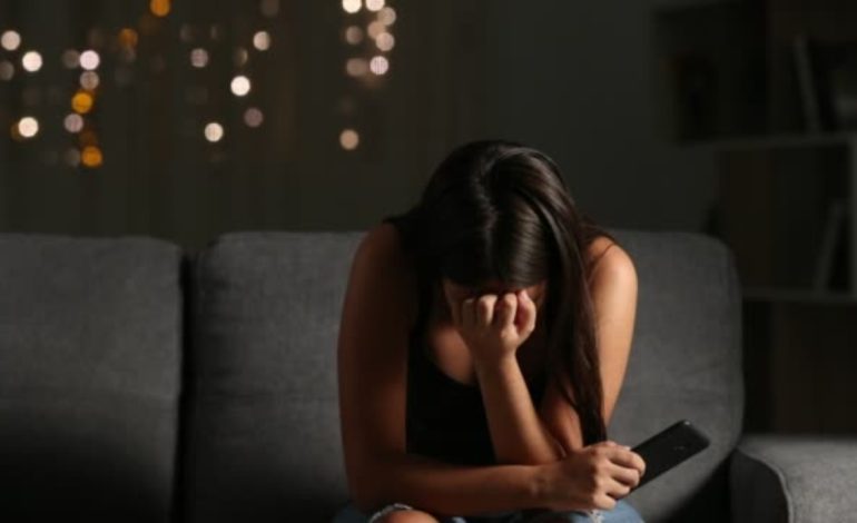 “Ndihmë! Unë jam e dërrmuar”/ Hulumtimi i CNN: Pasiguria e vajzave në internet, përballja me ngacmimet seksuale