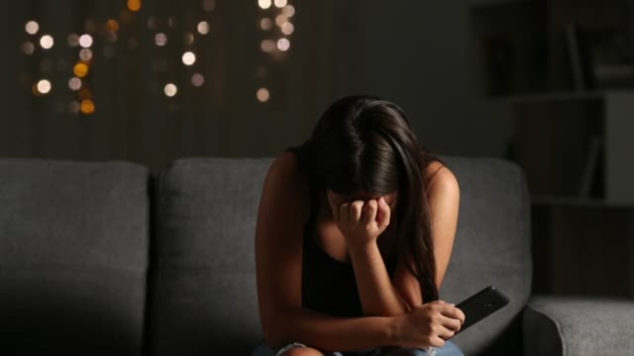 “Ndihmë! Unë jam e dërrmuar”/ Hulumtimi i CNN: Pasiguria e vajzave në internet, përballja me ngacmimet seksuale