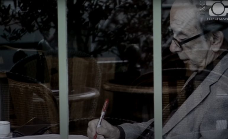 Top Channel rikthen “Kadarenë”, rrëfimi i rrallë i shkrimtarit në 75 vjetorin e lindjes: Frymëzimi nga Gjirokastra dhe botimet e rreshtave të parë në gazetë