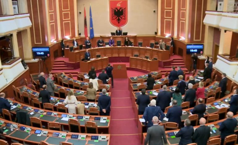 Nikolla hedh firmën e fundit si kryetare e Kuvendit, mbledh në orën 5 Parlamentin për votimin e ministrave të rinj dhe Spiropalit si pasardhëse