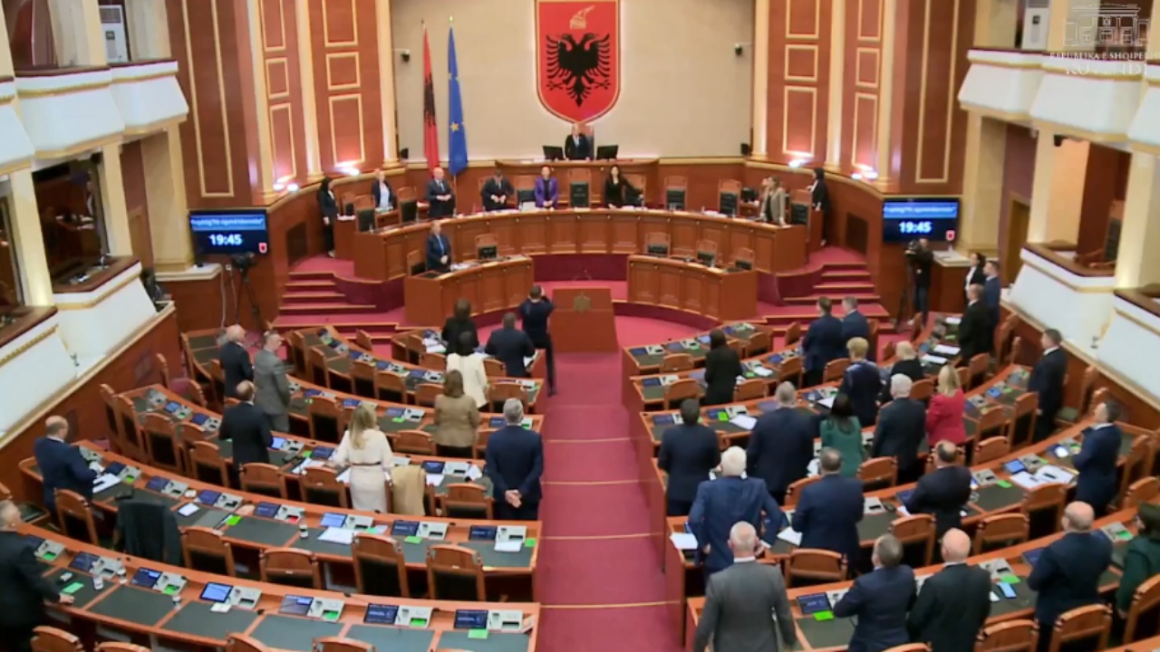 Nikolla hedh firmën e fundit si kryetare e Kuvendit, mbledh në orën 5 Parlamentin për votimin e ministrave të rinj dhe Spiropalit si pasardhëse