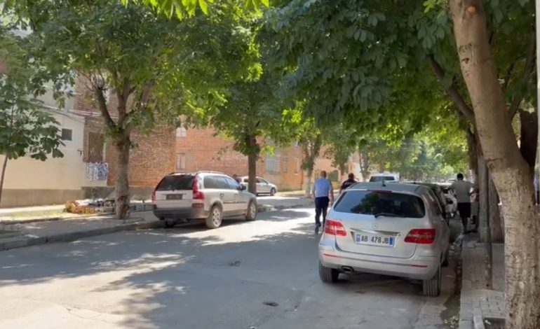 60-vjeçari terrorizon lagjen në Korçë, qëllon me armë nga banesa/ Po kryhen negociata që të dorëzohet