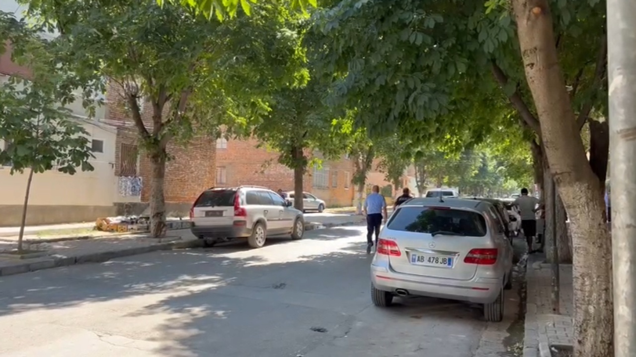 60-vjeçari terrorizon lagjen në Korçë, qëllon me armë nga banesa/ Po kryhen negociata që të dorëzohet