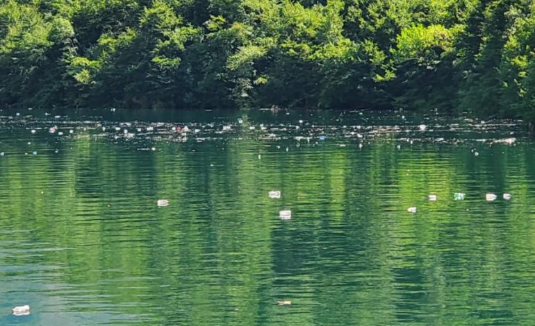 Kush po e bën pis liqenin e Komanit? Pastrohet çdo javë nga KESH, por banorët përreth hedhin mbeturinat nëpër përrenj