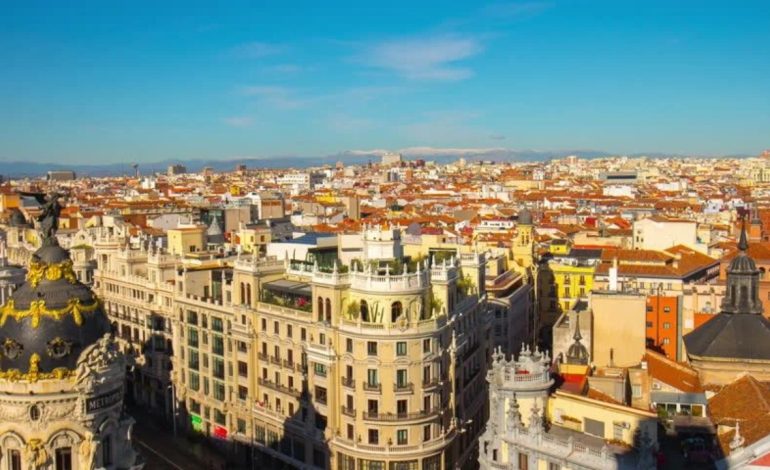 Temperatura të larta në Madrid, turistët ankohen për vapën: Nga toka del zjarr, as uji nuk na mjafton
