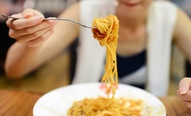 Karbohidratet apo Yndyrnat – Cilat Ju Pengojnë për të Humbur Peshë?