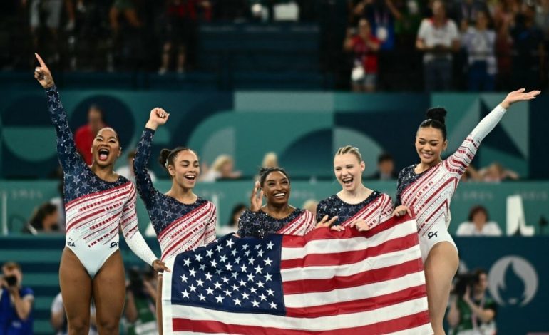 Simone Biles dhe gjimnastet amerikane fitojnë medalje të artë në Olimpike