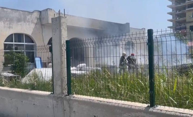 Përfshihet nga flakët magazina me orendi shtëpiake në Vlorë, shkak shkëndija elektrike