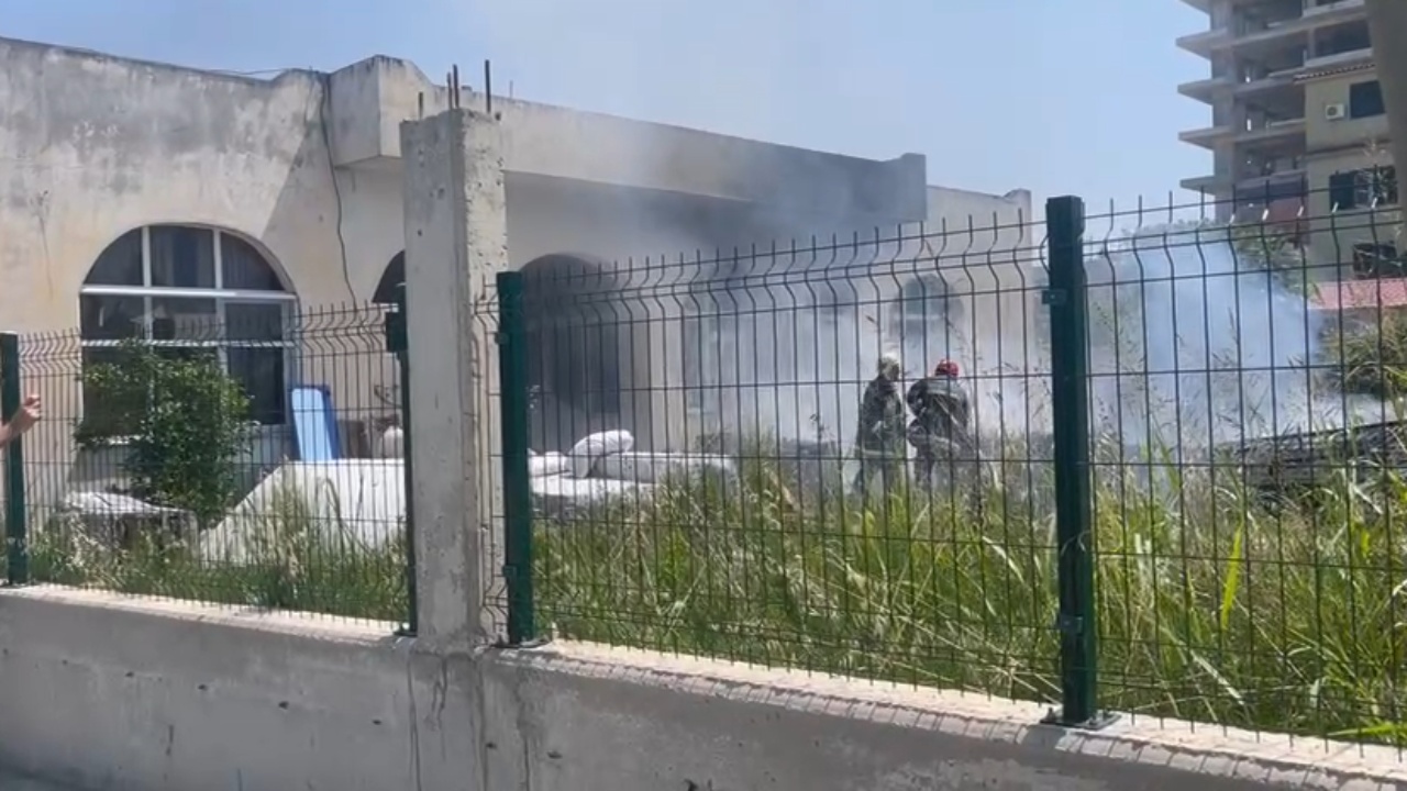 Përfshihet nga flakët magazina me orendi shtëpiake në Vlorë, shkak shkëndija elektrike