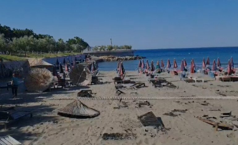 Plazhin e Shëngjinit e “pushton” heshtja! Pasojat e flakëve masive shkaktojnë dëme, largohen pushuesit