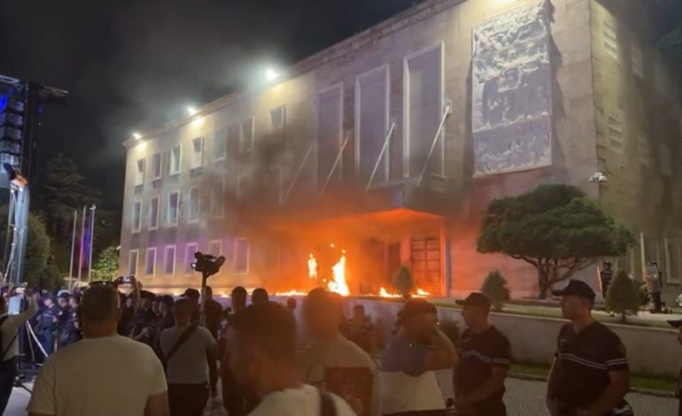 LAJM I FUNDIT! Protesta e opozitës, hidhet molotov drejt Kryeministrisë, digjet plotësisht dera kryesore