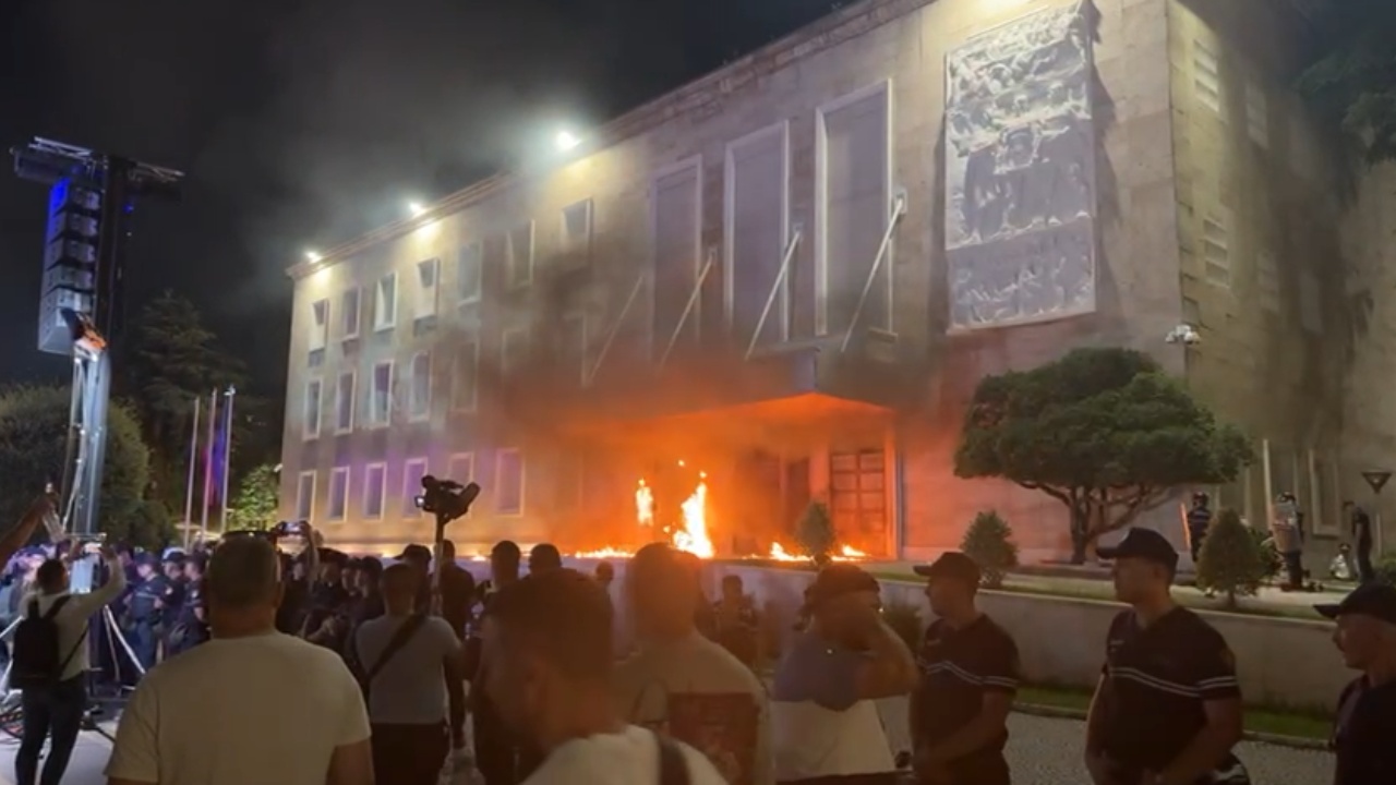 LAJM I FUNDIT! Protesta e opozitës, hidhet molotov drejt Kryeministrisë, digjet plotësisht dera kryesore
