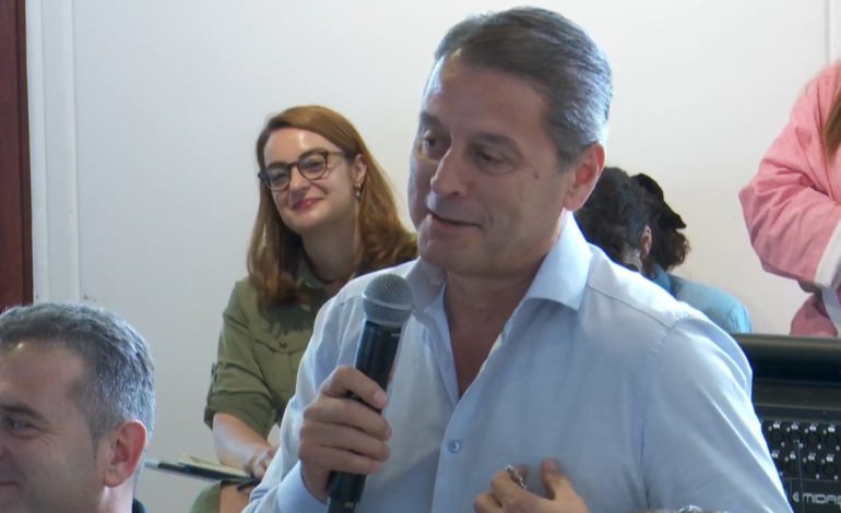 “Më lër të bëj policin”, Rama ‘kapet’ me Pjerin Ndreun: Ai merak do të dalë me shpirtin, s’do të ishe kryebashkiak nëse…