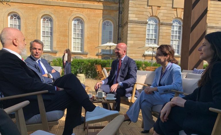 Fotot/ Kryeministri Rama takohet me Mitsotakis dhe Michel në Samitin e Komunitetit Politik Europian në Britani