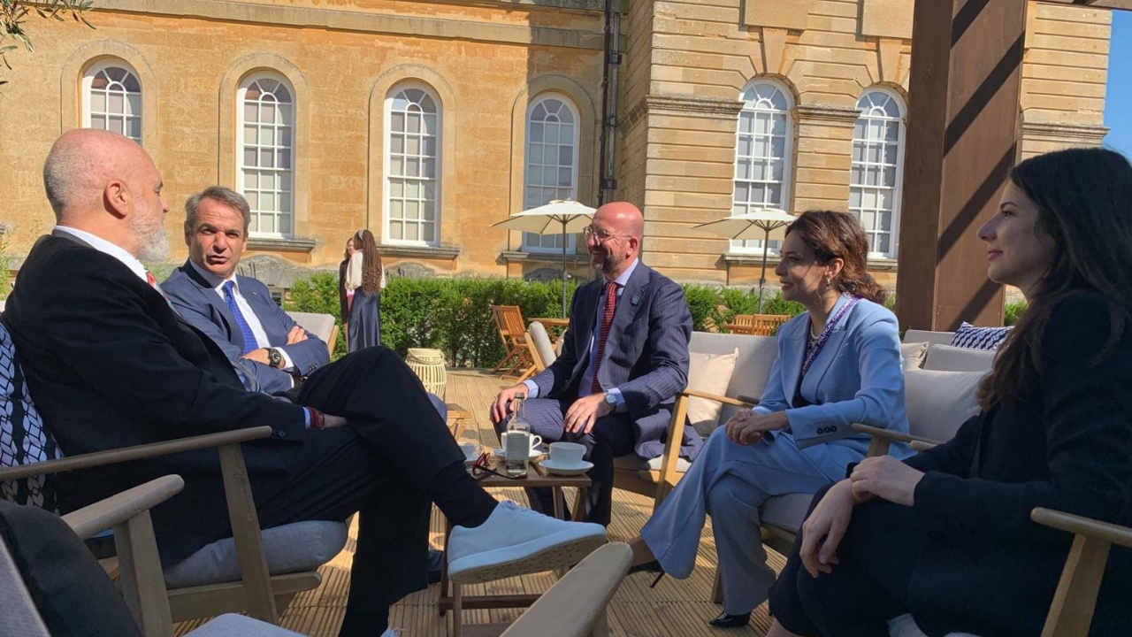 Fotot/ Kryeministri Rama takohet me Mitsotakis dhe Michel në Samitin e Komunitetit Politik Europian në Britani