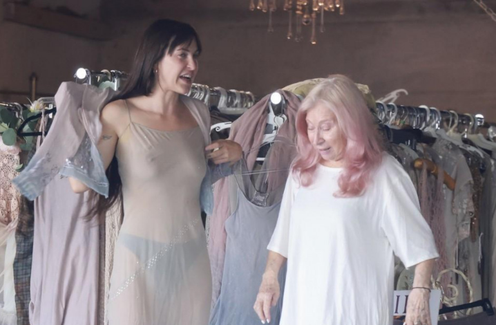 Shokon Scout Willis, ndërrohet në dyqan para klientëve, i nxjerr të gjitha “sheshit”