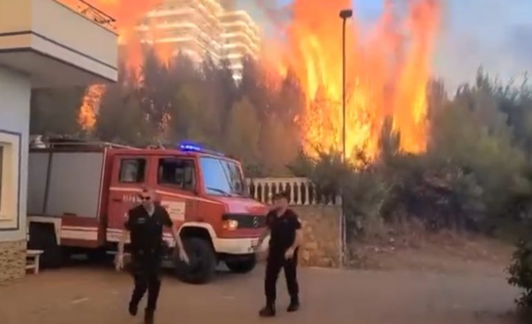 Situatë apokaliptike në Shëngjin/ Flakët përfshijnë banesat, momenti kur zjarrfikësit bllokohen mes zjarrit