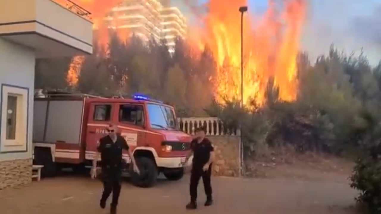 Situatë apokaliptike në Shëngjin/ Flakët përfshijnë banesat, momenti kur zjarrfikësit bllokohen mes zjarrit