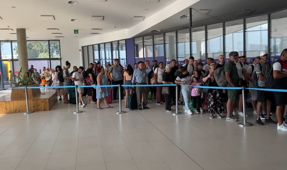 Fluks në portin e Vlorës! Mbërritën në orët e para 1200 pasagjerë, një pjesë e tyre turistë italianë