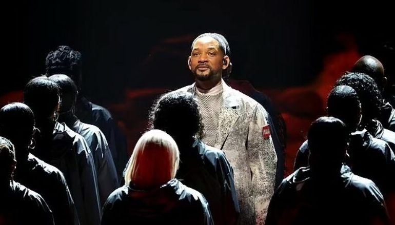 Will Smith rikthehet në skenë pas shuplakës ndaj Rock, performon në “BET Awards”