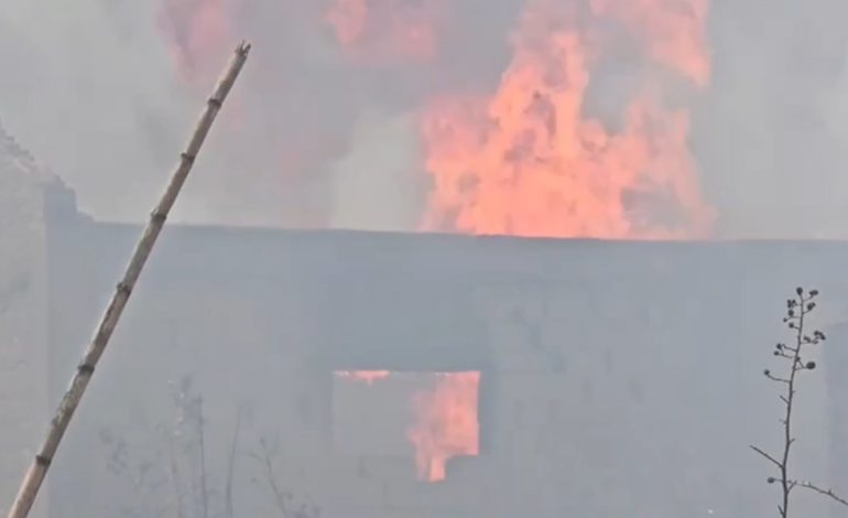 Zjarr në Lushnjë, marrin flakë magazinat e vjetra, forca të shumta zjarrfikësesh në vendngjarje