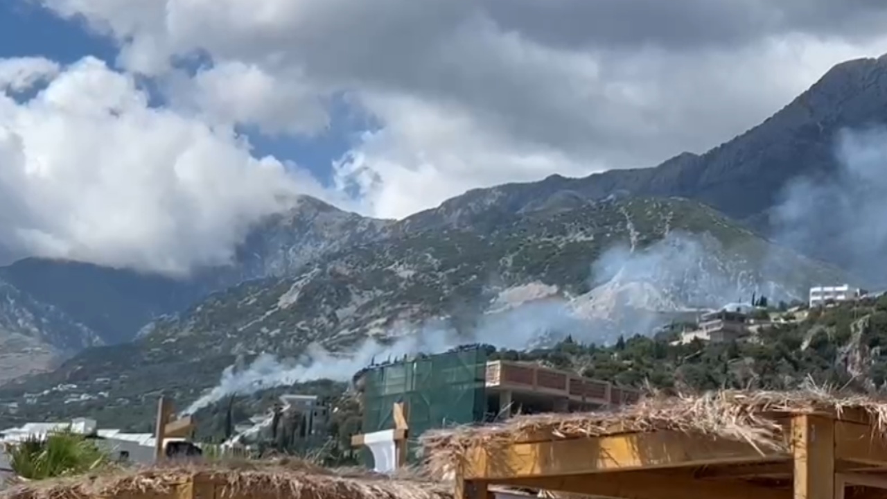 Zjarr në Dhërmi, banesat rrezikojnë të digjen nga përhapja e flakëve