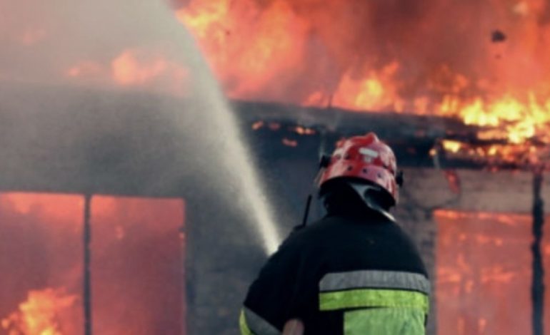 Përfshihet nga flakët magazina në Kamëz, detajet e para									
									 01/07/2024 07:39