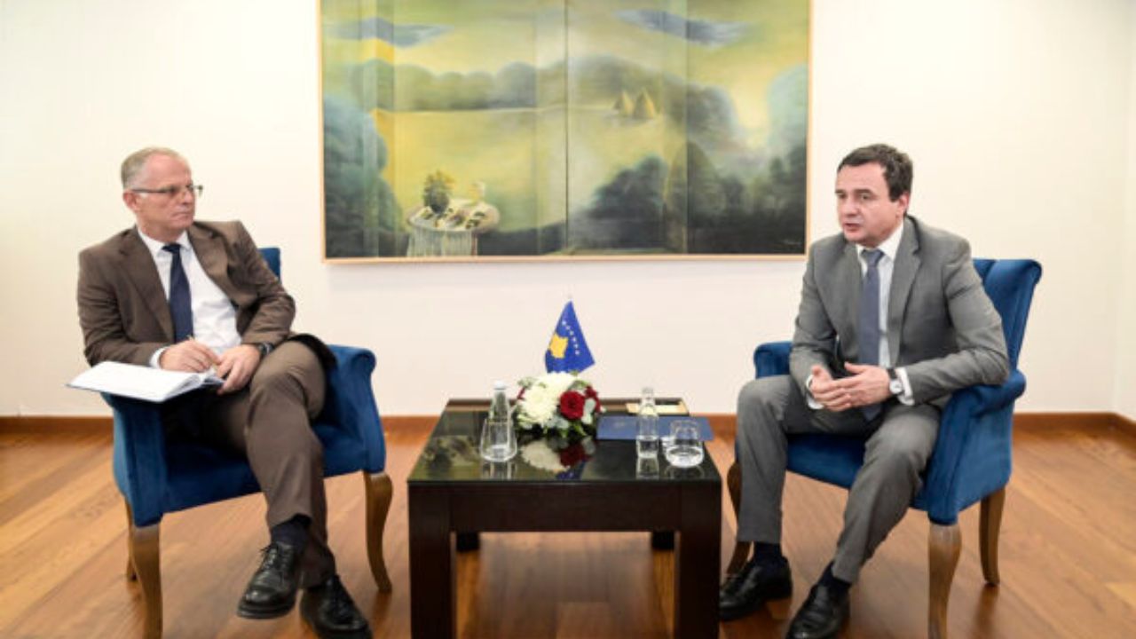 Kurti injoron thirrjet e ambasadorëve: Ura e Ibrit duhet të hapet, do të vazhdojmë konsultimet