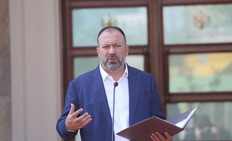 Rritje pagash për pushtetin vendor, ministri Mazniku: Ristrukturim i bashkive në tre grupime të mëdha