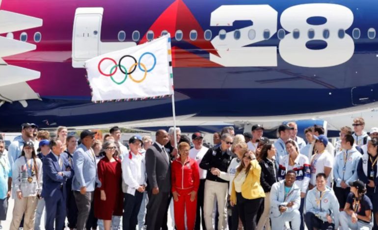 Flamuri olimpik mbërrin në Los Anxhelos katër vjet përpara Lojërave Olimpike, qyteti gati të nisë përgatitjet