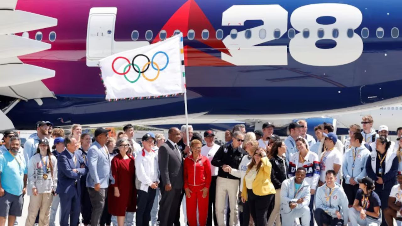 Flamuri olimpik mbërrin në Los Anxhelos katër vjet përpara Lojërave Olimpike, qyteti gati të nisë përgatitjet