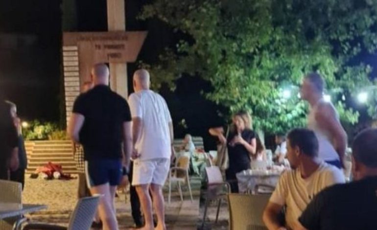 Fotot/ Rama shfaqet këmbëzbathur dhe me pantallona të shkurtra teksa shijon pushimet në jug të Shqipërisë