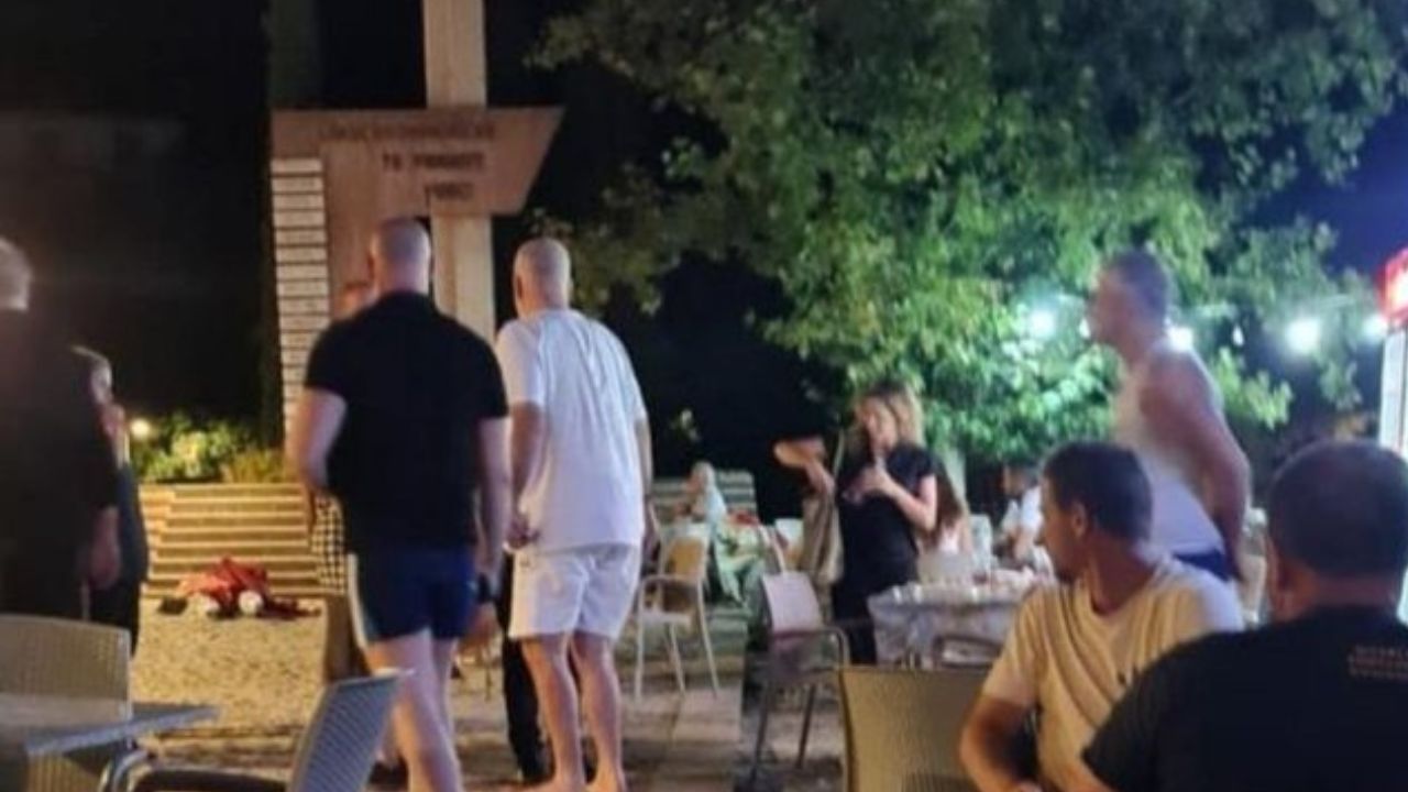 Fotot/ Rama shfaqet këmbëzbathur dhe me pantallona të shkurtra teksa shijon pushimet në jug të Shqipërisë