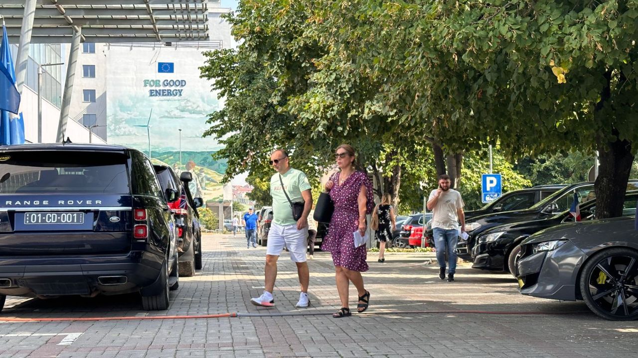 Ambasadorët e vendeve të QUINT-it, takim me Kurtin/ Ambasadori Hovenier: Nuk mbështesim asnjë ndryshim të statusit aktual të urës së Mitrovicës