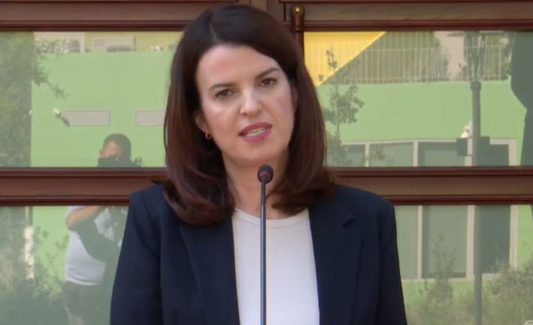 Ndryshon Urdhri i Mjekut, ministrja Koçiu: Do ngrihet një regjistër publik për mjekët që punojnë edhe në privat, nuk do të lejohen…