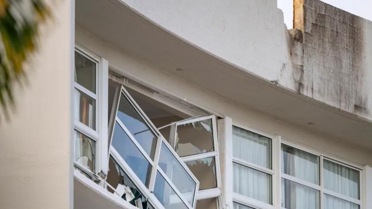 “Pashë flakët në ndërtesë”/ Helikopteri ra në çatinë e hotelit luksoz, klientët rrëfejnë çastet e tmerrit